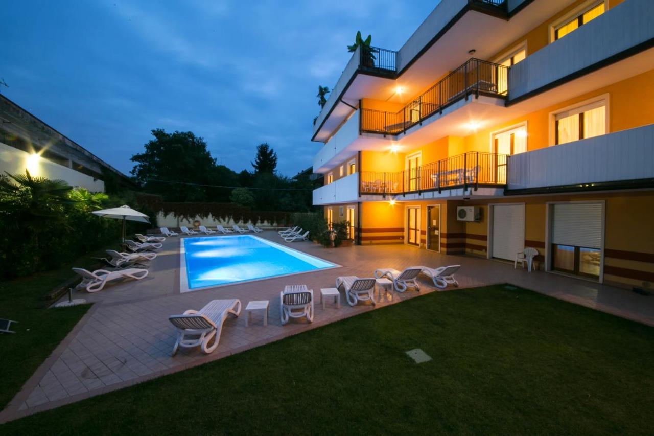 Ferretti Residence Garda Palace Peschiera del Garda Bagian luar foto
