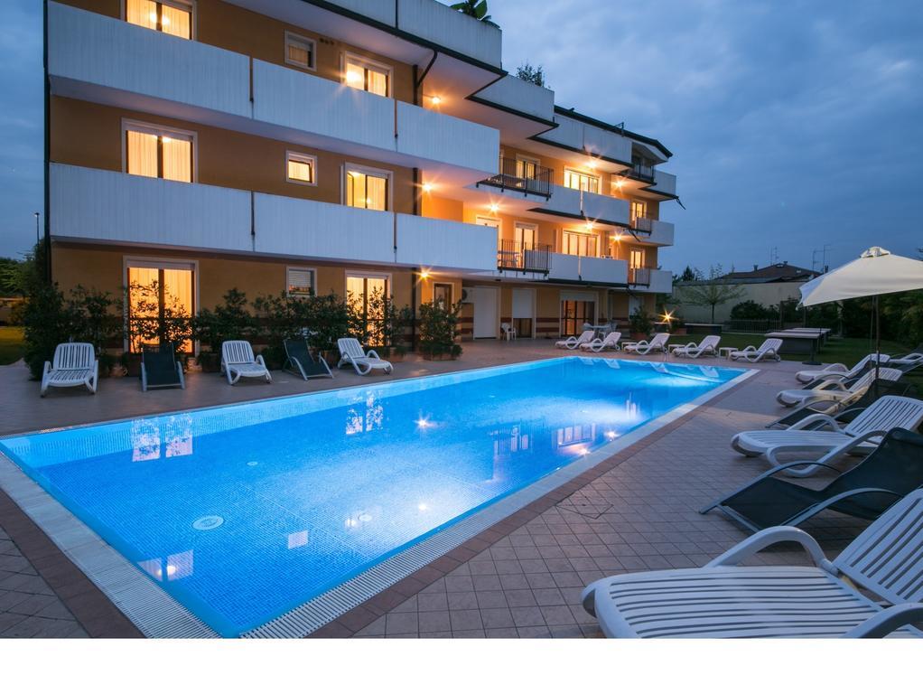 Ferretti Residence Garda Palace Peschiera del Garda Bagian luar foto