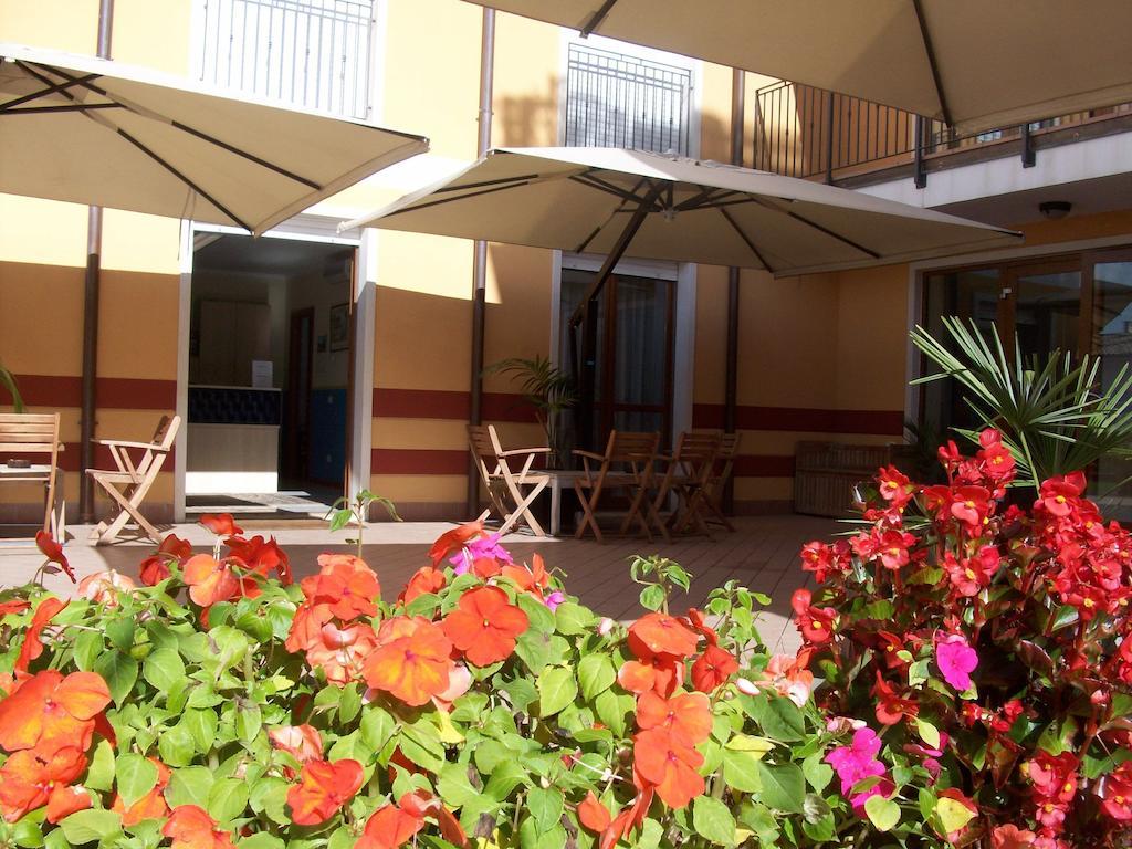 Ferretti Residence Garda Palace Peschiera del Garda Bagian luar foto