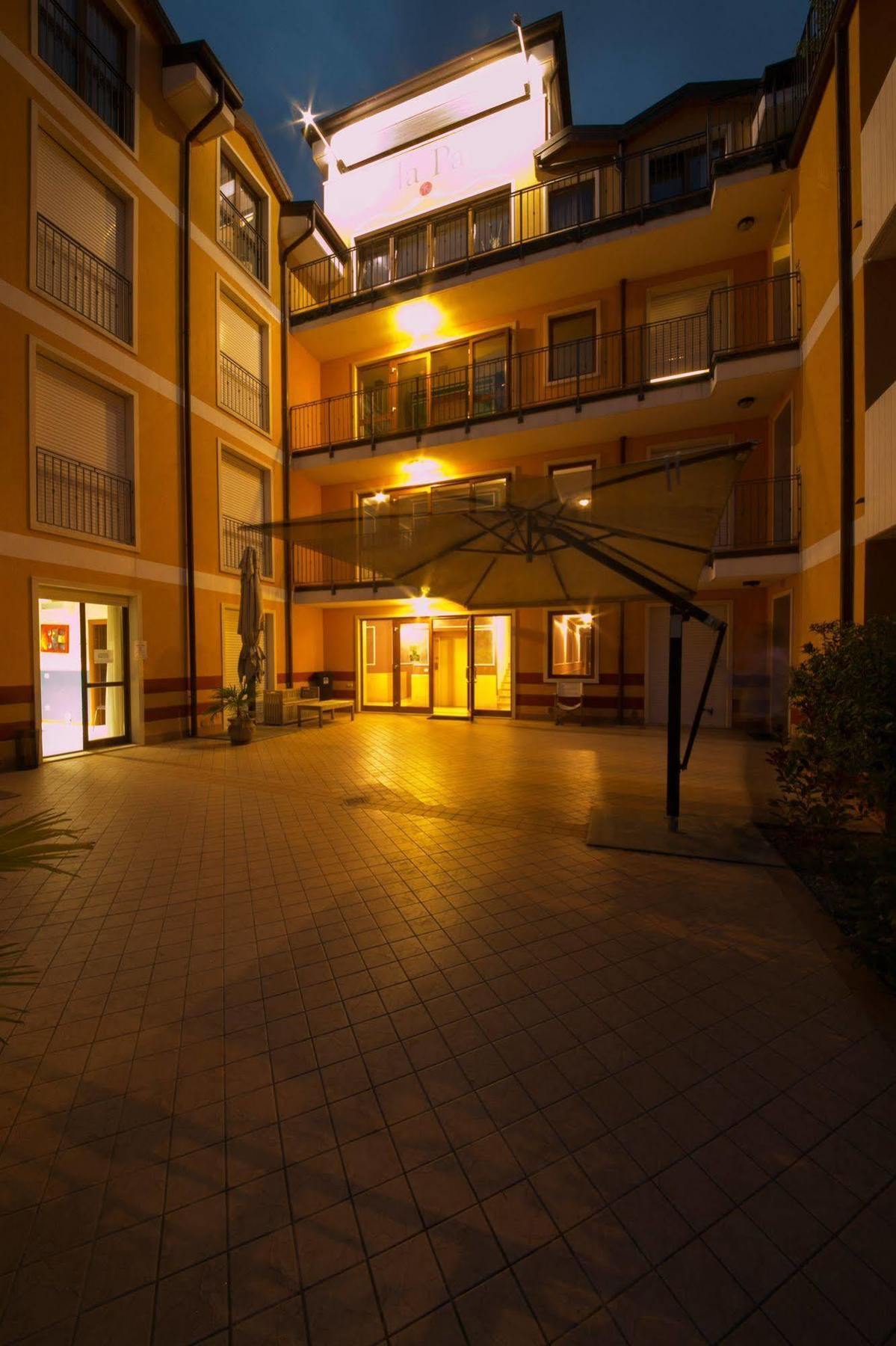 Ferretti Residence Garda Palace Peschiera del Garda Bagian luar foto