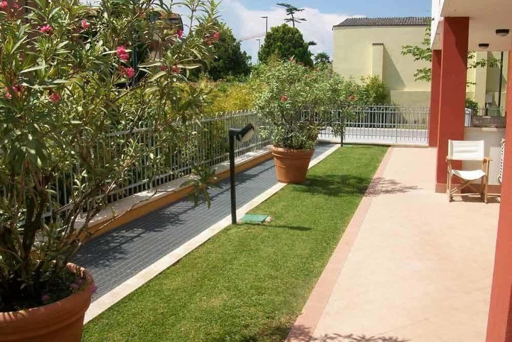 Ferretti Residence Garda Palace Peschiera del Garda Bagian luar foto