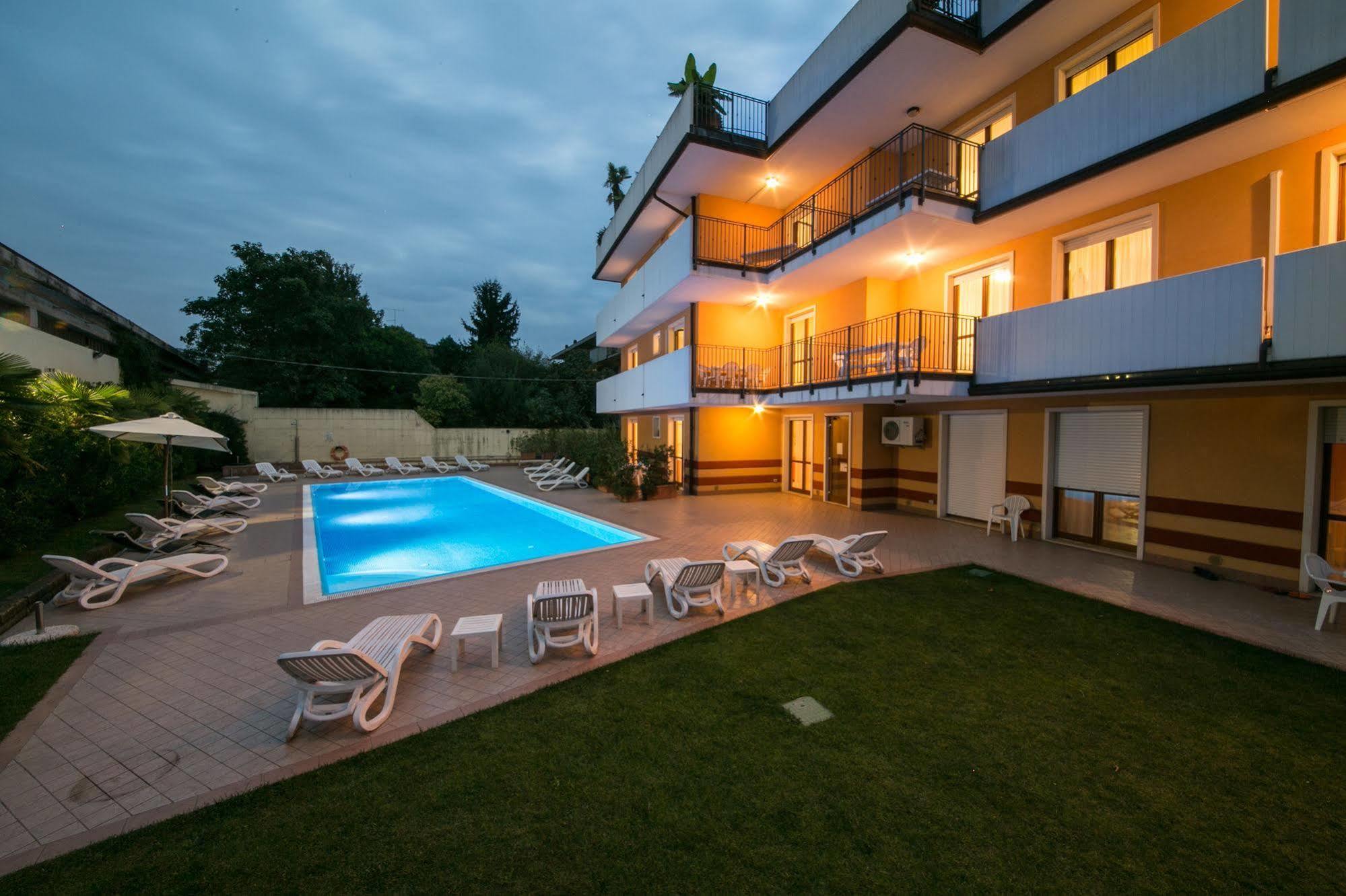 Ferretti Residence Garda Palace Peschiera del Garda Bagian luar foto