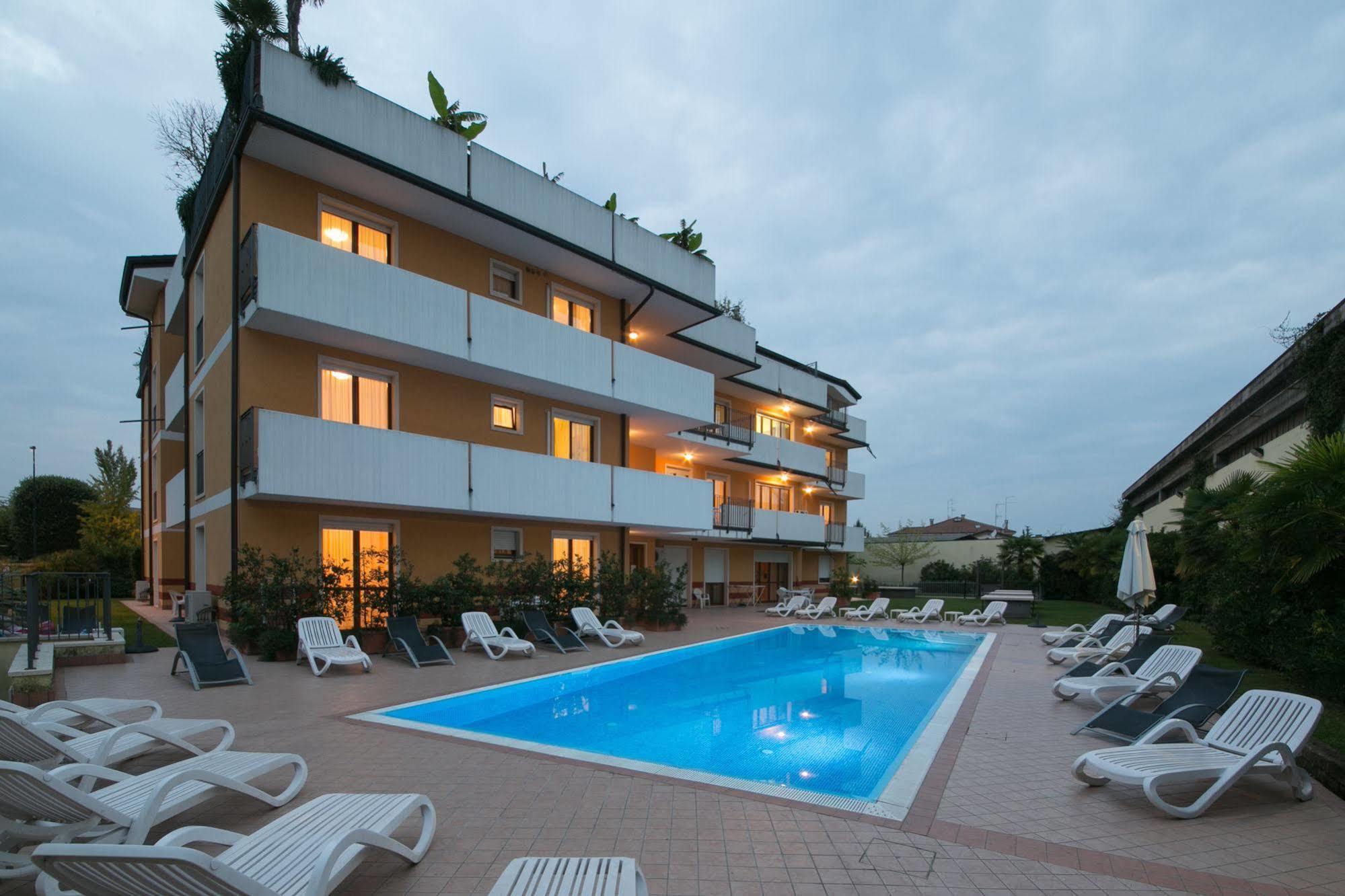 Ferretti Residence Garda Palace Peschiera del Garda Bagian luar foto