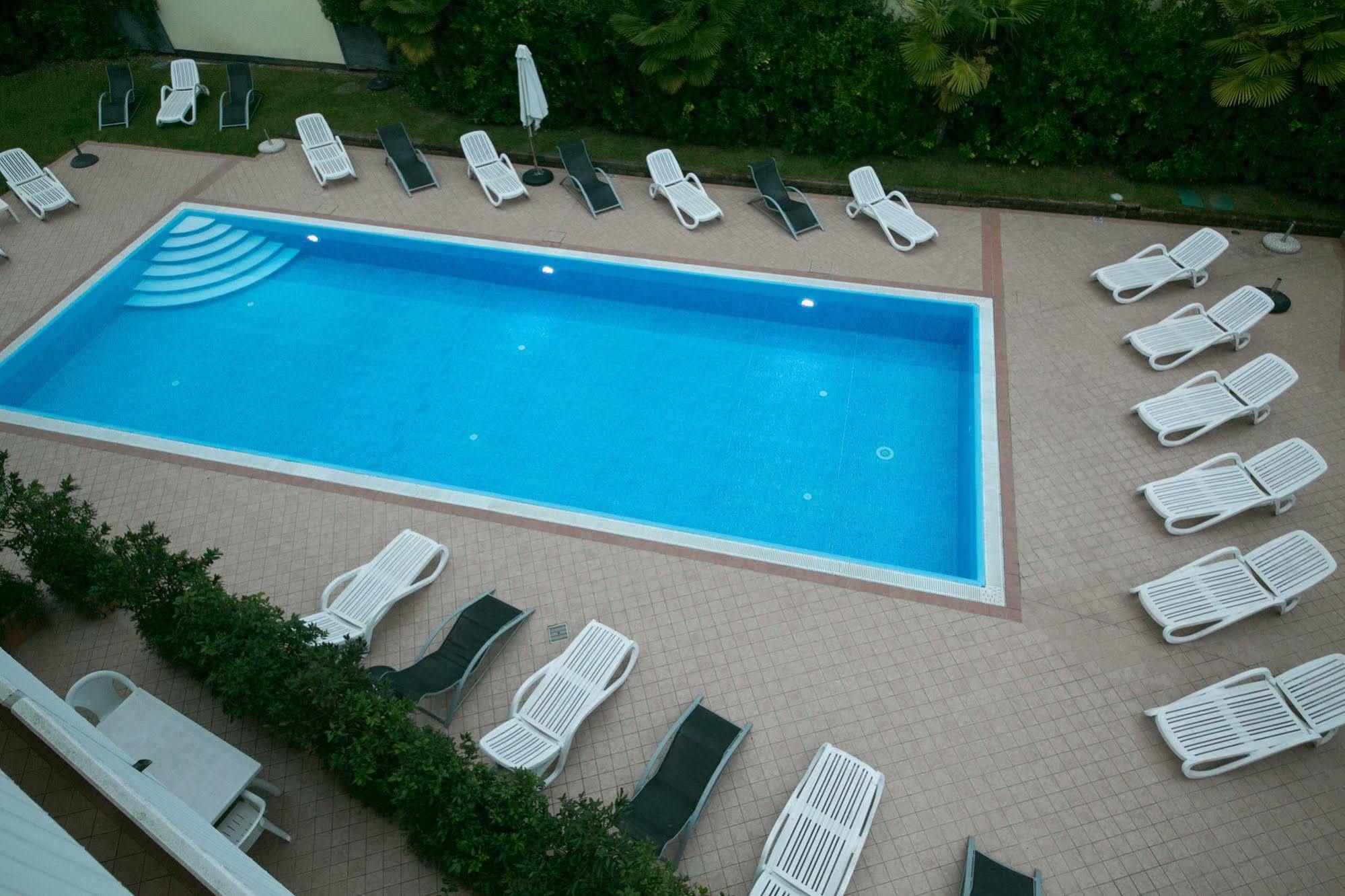 Ferretti Residence Garda Palace Peschiera del Garda Bagian luar foto
